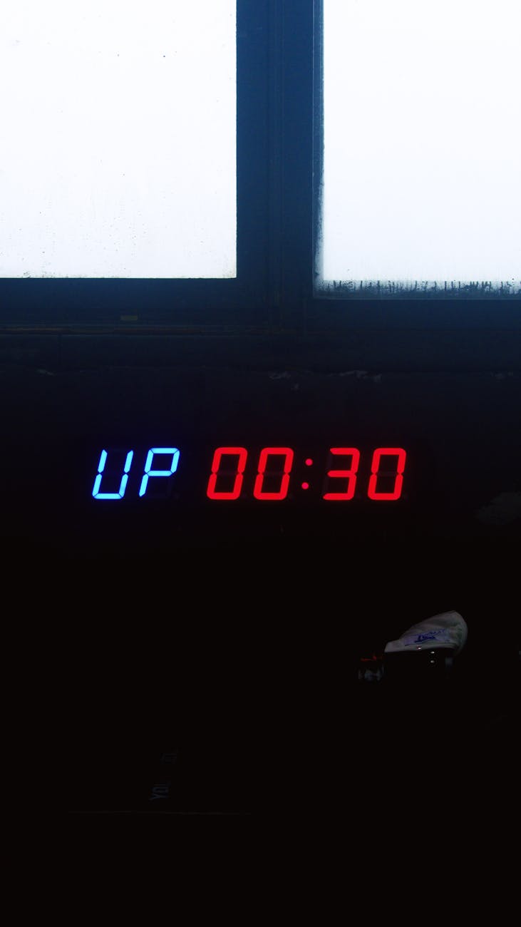 Red and blue digital timer display reading 00:30 on a dark background.